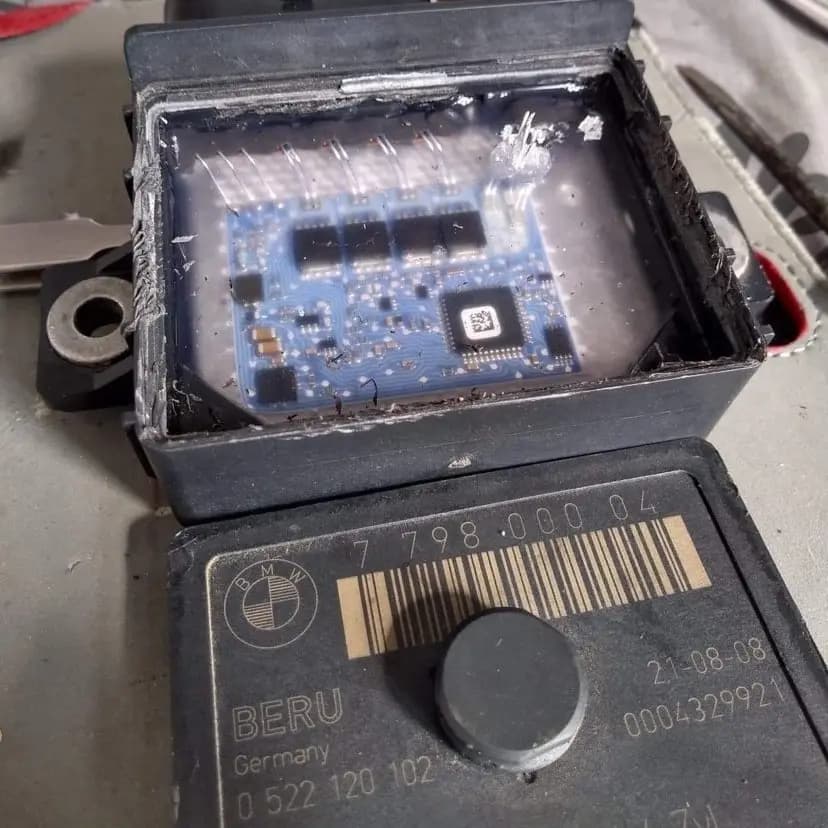 Uszkodzony sterownik z samochodu marki BMW